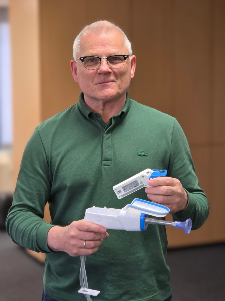 Ad Donkerlo, Business Unit Manager bei Oudshoorn, mit der BlueLavage®